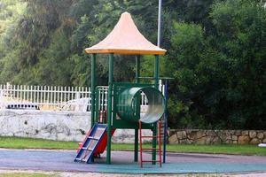 Figuren für Spiel und Sport auf einem Spielplatz in Israel. foto