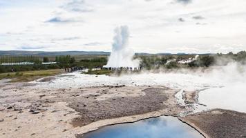 strokkur geysirausbruch und geysirbecken foto