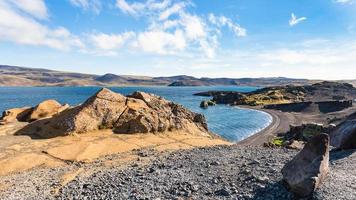 schwarzer strand des kleifarvatn-sees in island foto