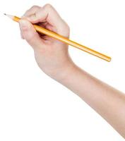 Hand schreibt mit Bleistift, isoliert auf weiss foto