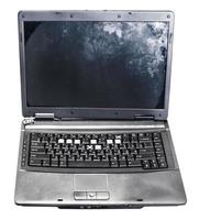 Vorderansicht des alten defekten Laptops isoliert foto