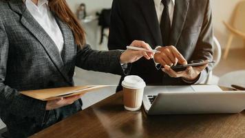 Business-Team-Meeting. professioneller Investor, der ein neues Start-up-Projekt arbeitet. Finanzaufgabe. mit Smartphone und Laptop und digitalem Tablet-Computer foto