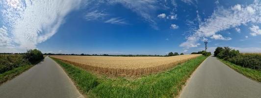 schöne aussicht auf landstraßen mit feldern und bäumen in nordeuropa foto