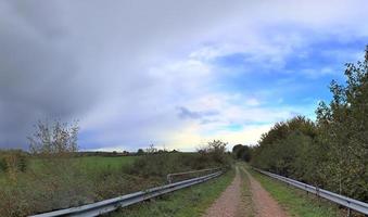 Schönes hochauflösendes Panorama einer nordeuropäischen Landschaft mit Feldern und grünem Gras foto