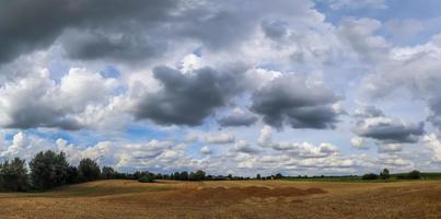 Wunderschönes hochauflösendes Panorama einer Landschaft mit Feldern und grünem Gras in Dänemark und Deutschland. foto