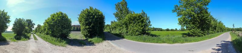 Wunderschönes hochauflösendes Panorama einer Landschaft mit Feldern und grünem Gras in Dänemark und Deutschland. foto