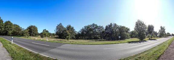 Schönes hochauflösendes Panorama einer nordeuropäischen Landschaft mit Feldern und grünem Gras foto