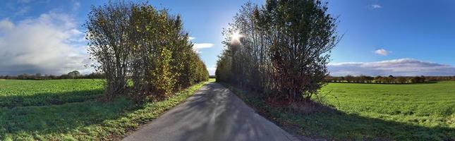 Schönes hochauflösendes Panorama einer nordeuropäischen Landschaft mit Feldern und grünem Gras foto