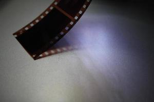 Schattierungslicht von fotografischer Filmintensität auf einem silbernen Hintergrund foto
