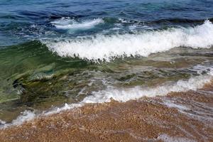 sandstrand am mittelmeer im norden israels. foto