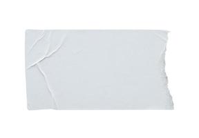 zerrissenes Papieretikett isoliert auf weißem Hintergrund foto