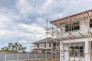 Bau neues Wohnhaus im Gange auf der Baustelle foto