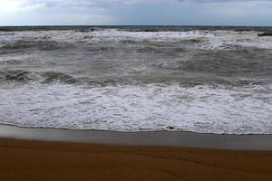 sandstrand am mittelmeer im norden israels. foto