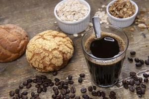 brasilianischer traditioneller schwarzer kaffee mit französischem brot foto