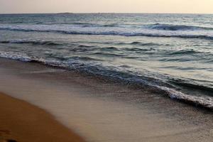 sandstrand am mittelmeer im norden israels. foto