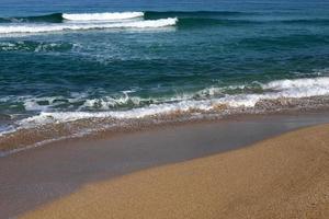 sandstrand am mittelmeer im norden israels. foto