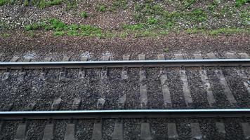 Landschaft mit Blick auf die Schienen und Schwellen der Eisenbahn foto