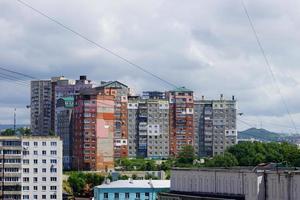 Stadtbild mit Hochhäusern. Wladiwostok, Russland foto