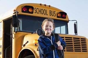 Junge vor dem Schulbus