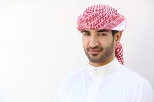 Porträt eines arabischen saudischen Mannes im Freien foto
