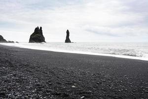blick auf die basaltfelsen von reynisdrangar in island foto