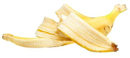 Seitenansicht der halben gelben Banane in Schale isoliert foto