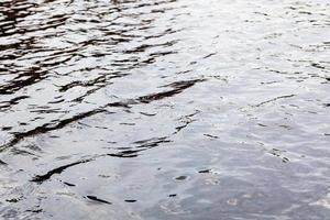 Kräuselwellen auf der Oberfläche des Wassers foto