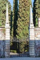 Tor des Giusti-Gartens in der Stadt Verona im Frühjahr foto