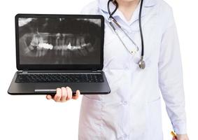 krankenschwester hält computer-laptop mit menschlichen zähnen foto