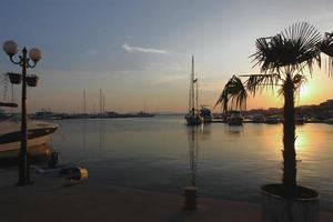 schöner sonnenuntergang am ufer eines yachthafens foto