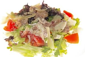 frischer Salat mit Salat, Tomate, Käse und Fleisch. nah dran foto