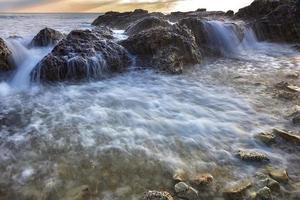 schönes fließendes meerwasser über den felsen. Nahansicht foto