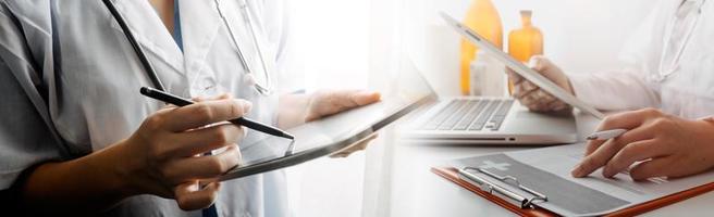 medizinarzt hand arbeitet an röntgenscans eines patienten digitale gesundheitsversorgung und verbindung mit modernen virtuellen bildschirmschnittstellensymbolen, medizintechnik und netzwerkkonzept. foto