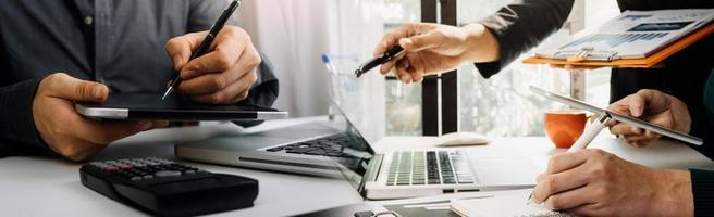 Geschäftsbuchhaltungskonzept, Geschäftsmann, der Taschenrechner mit Computerlaptop, Budget und Kreditpapier im Büro verwendet. foto