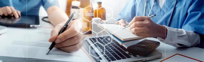 medizinarzt hand arbeitet an röntgenscans eines patienten digitale gesundheitsversorgung und verbindung mit modernen virtuellen bildschirmschnittstellensymbolen, medizintechnik und netzwerkkonzept. foto