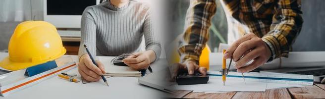 Zwei Kollegen diskutieren über Datenverarbeitung und Tablet, Laptop mit einem Architekturprojekt auf der Baustelle am Schreibtisch im Büro foto