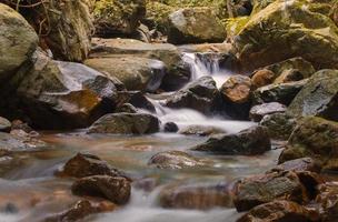 Wasserfall im tiefen Regenwalddschungel am Nationalpark, foto