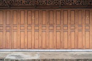 Klassische Holzwand und Tür im Hintergrund vor einem traditionellen Gebäude aus Thailand. foto