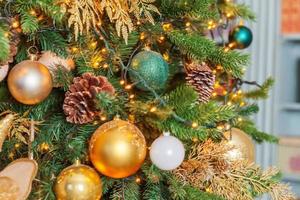 klassisches weihnachtsneujahr geschmückter neujahrsbaum mit goldenem ornament dekorationen spielzeug und ball. moderne weiße Innenarchitekturwohnung im klassischen Stil. Heiligabend zu Hause. foto