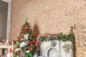 klassisches weihnachtsneujahr dekorierter innenraum neujahrsbaum und kamin foto