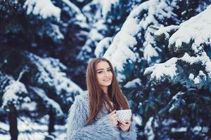 Frau mit Tasse Tee in einem Park foto