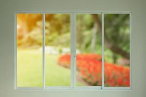 grüner gartenblick durch das fenster foto