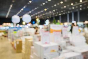 abstraktes unscharfes Heimwerker-Baumarkt-Interieur mit Bokeh-hellem Hintergrund foto