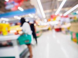 Supermarkt mit abstraktem, unscharfem Hintergrund foto