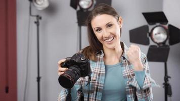Fotograf posiert in einem professionellen Studio foto