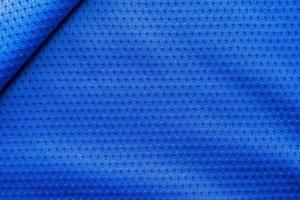 blauer stoff sportbekleidung fußball trikot mit air mesh textur hintergrund foto