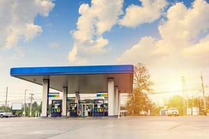 Benzintankstelle mit Wolken und blauem Himmel foto