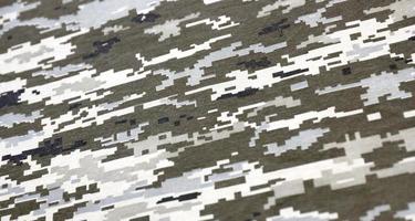 Stoff mit Textur der ukrainischen Militär-Pixeltarnung. Stoff mit Tarnmuster in grauen, braunen und grünen Pixelformen. offizielle uniform der ukrainischen soldaten foto