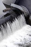 ein Bild des fließenden Wassers. Der Damm soll den Wasserstand in Flüssen innerhalb der Stadt regulieren und Industrieobjekte mit technischem Wasser versorgen foto