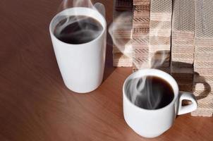 Kaffeetasse und Waffeln foto